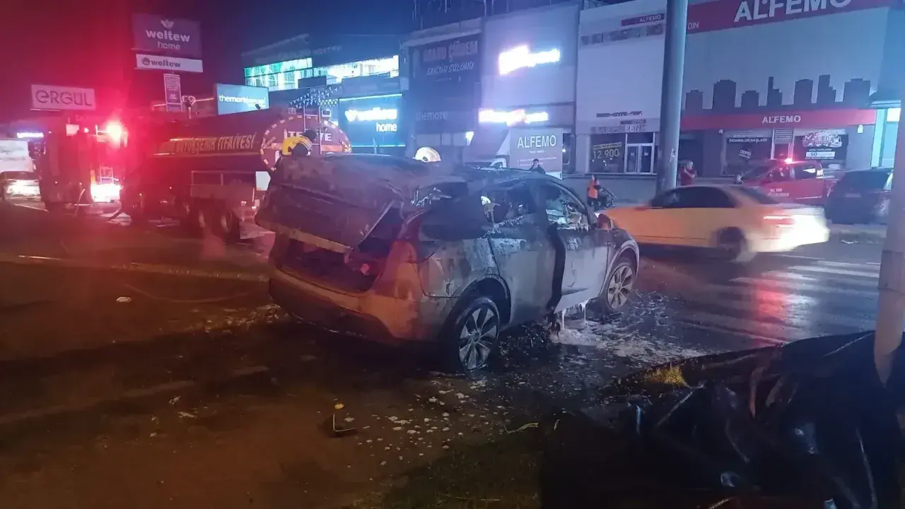 Tır Kazasında Otomobil Kül Oldu: Yangın 3 Saatte Kontrol Altına Alındı