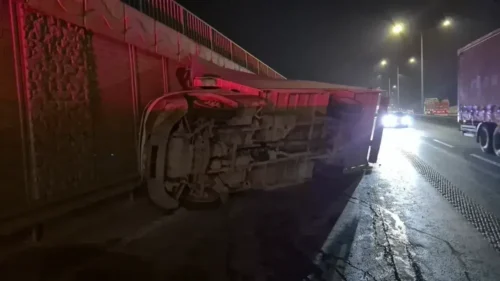 Marul Kamyoneti Yolda Kontrolden Çıktı ve Yan Yattı