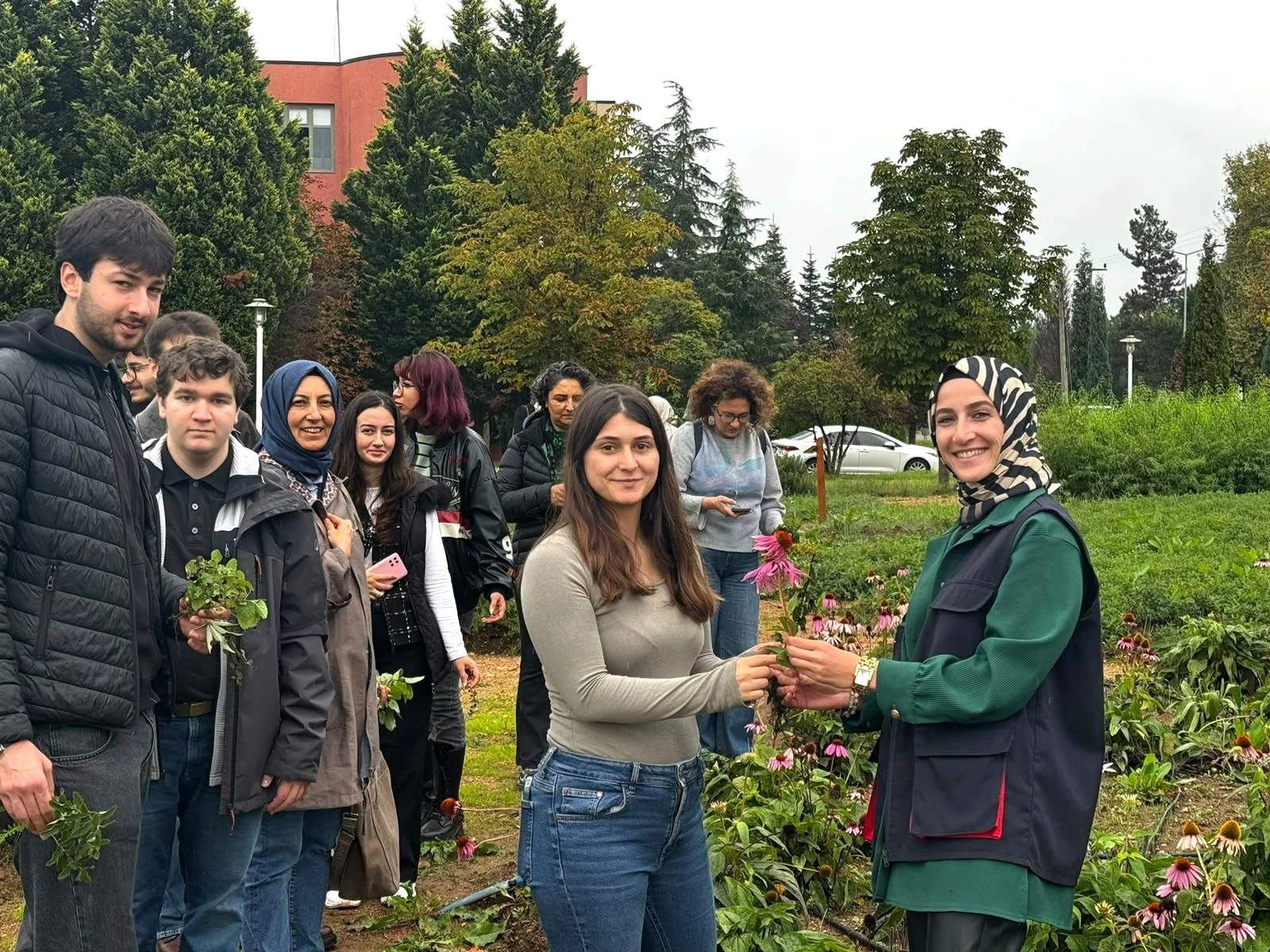 Üsküdar Öğrencileri Kocaeli’de Tıbbi Bitki Üretimini Gözlemledi