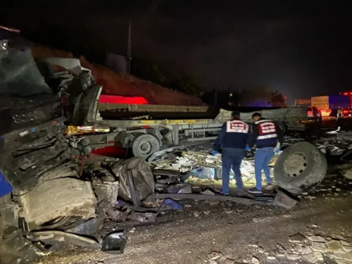 Elazığ’da Zincirleme Tır Kazası: Bir Kişi Yaşamını Yitirdi