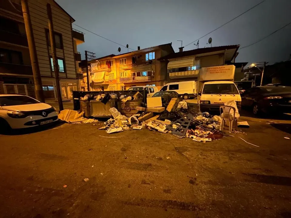 Çöp Konteynerleri Yanında Görüntü Kirliliği Endişesi Büyüyor