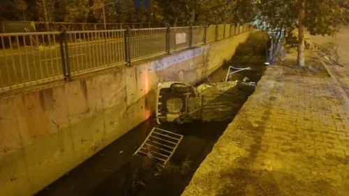 Kayseri’de Otomobil Kanala Düştü: 2 Kişi Yaralı Kurtarıldı