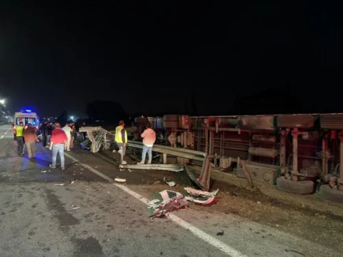 Iğdır’da Çimento Yüklü Tır Devrildi: Yolda Aksaklık, Bir Yaralı