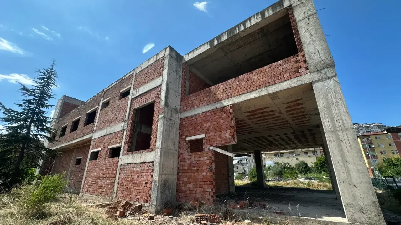 Yarım Kalan İnşaat İçin Çağrı: Halkın Hizmeti Öncelikli Olsun