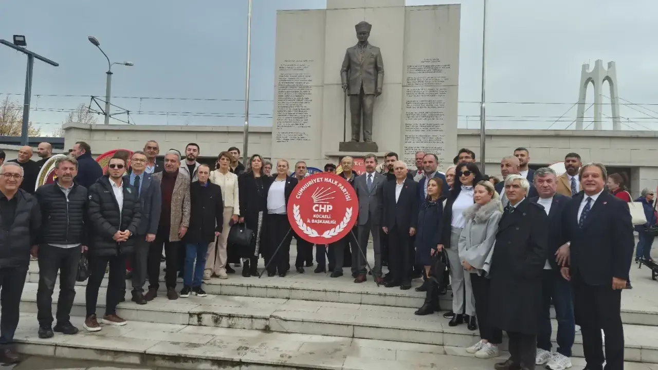 CHP’den Atatürk Anıtı’na çelenk sunumu: Cumhuriyet değerlerine bağlılık vurgusu