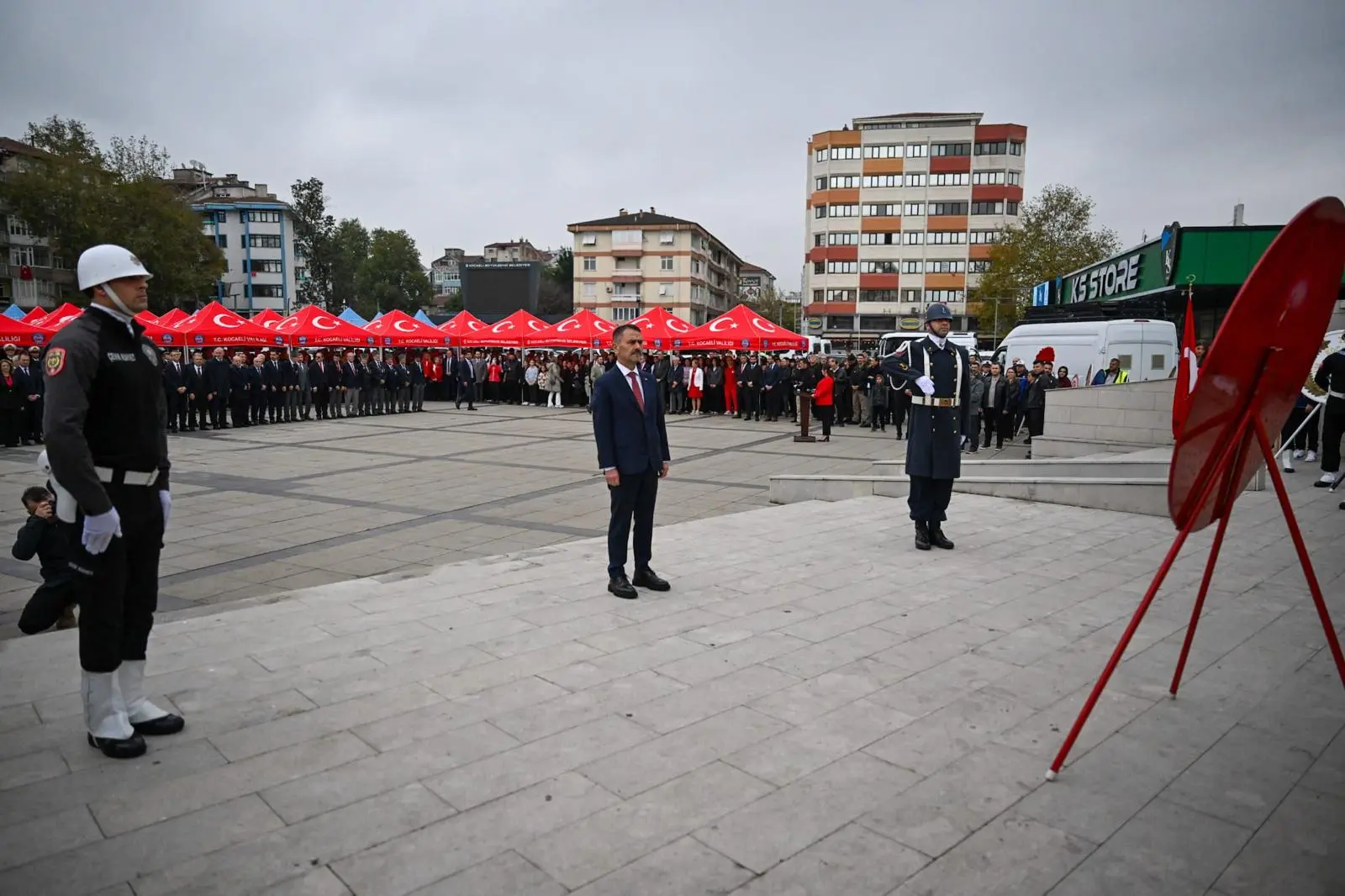 Kocaeli’de Cumhuriyet’in 103. Yıl Kutlamaları Çelenklerle Başladı