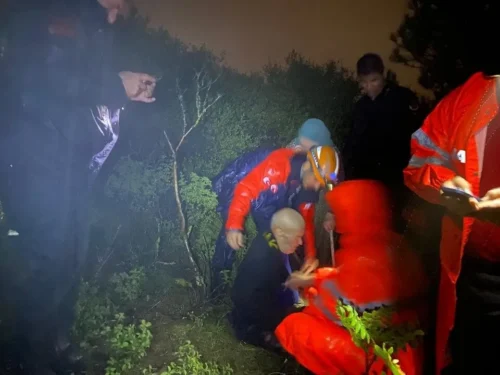 Bursa’da Jandarma Mahsur Yaşlı Çifti Sırtında Kurtardı