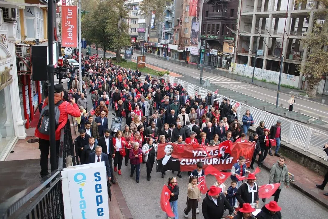 YENİ Parti’den İzmit’te ‘Boyun Eğmeyeceğiz’ Cumhuriyet Yürüyüşü