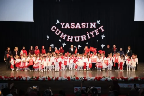 Çayırova’da 29 Ekim Coşkusu: Minikler Cumhuriyet Gösterisiyle Sahnedeydi
