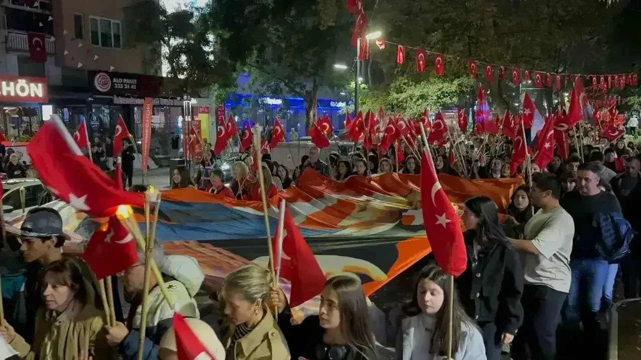 Kocaeli’nin Üç İlçesinde 29 Ekim Kutlamalarına Yağmur Engeli