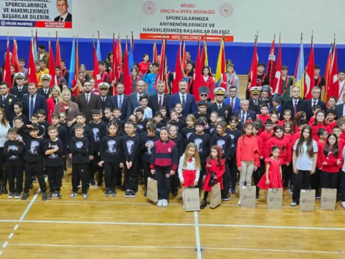 Gölcük, Cumhuriyet Bayramı’nda Coşku ve Birlik Ruhuyla Parıldadı