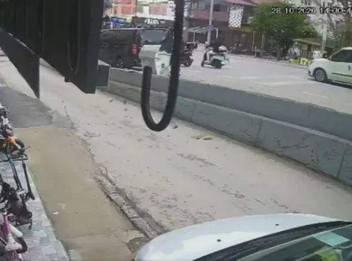 Kaza Kamerada: Motosiklet Yayaya Çarptı, Sürücü ve Yaya Yaralandı