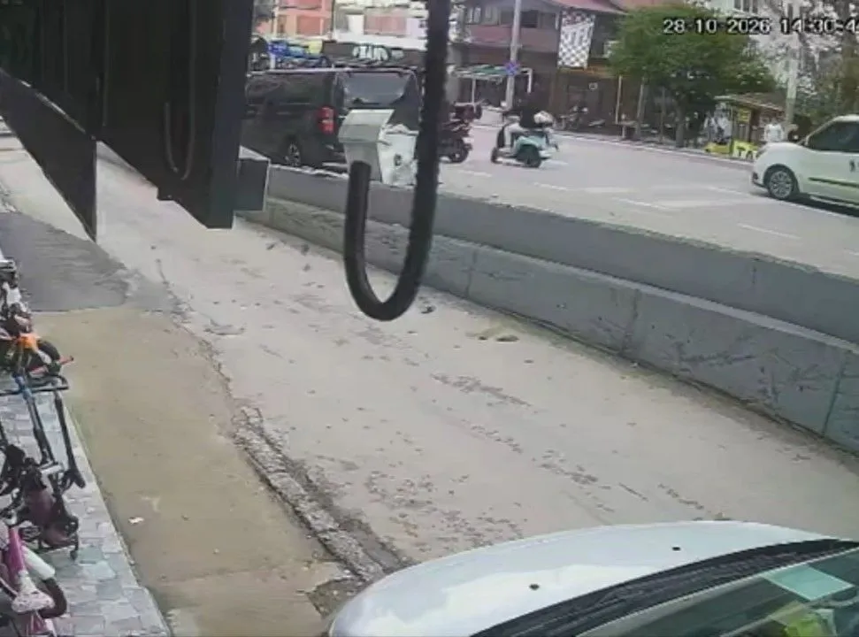 Kaza Kamerada: Motosiklet Yayaya Çarptı, Sürücü ve Yaya Yaralandı
