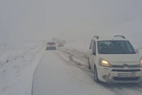 Ekim Ayında Kar Sürprizi: Yollar Kapandı, Araçlar Mahsur Kaldı