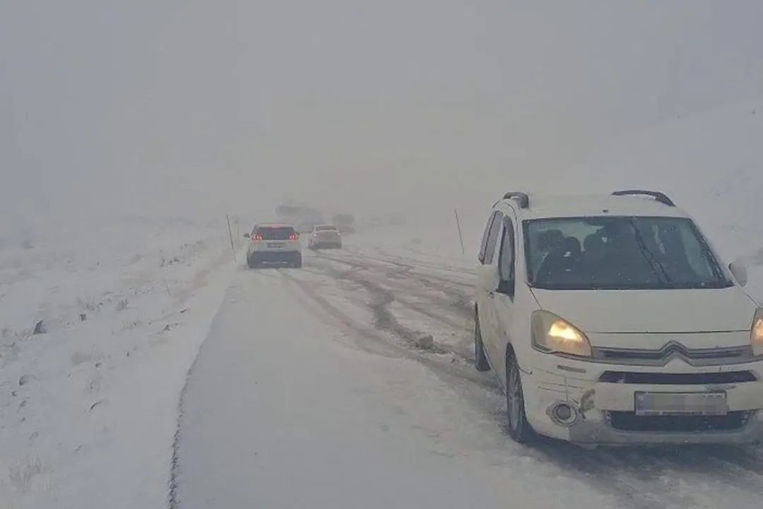 Ekim Ayında Kar Sürprizi: Yollar Kapandı, Araçlar Mahsur Kaldı