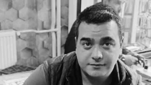 Genç Adam Evinde Ölü Bulundu: Ölüm Nedeni Araştırılıyor