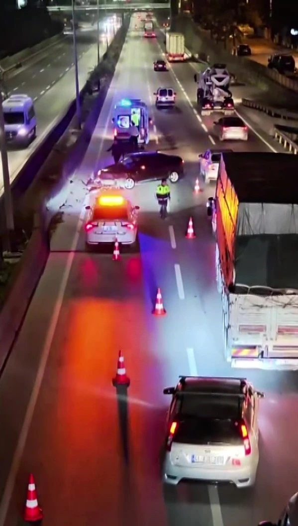 Kocaeli D-100’de Tır Refüje Çarptı: Eşyalar Yola Saçıldı, Sürücü Yaralandı
