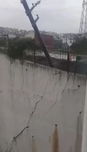 Kocaeli’de Şiddetli Yağış İstinat Duvarını Yıktı: Elektrik Direği Yan Yattı, O Anlar Kamerada!
