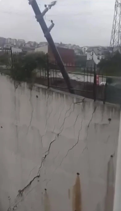 Kocaeli’de Şiddetli Yağış İstinat Duvarını Yıktı: Elektrik Direği Yan Yattı, O Anlar Kamerada!
