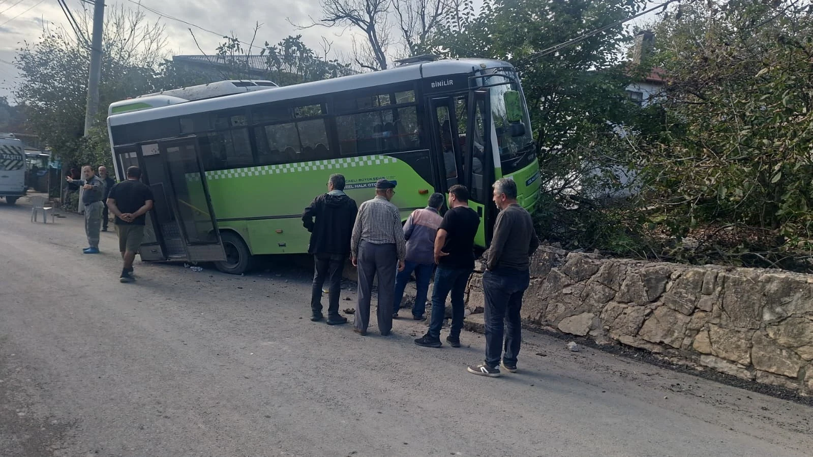 Kocaeli Gebze’de Halk Otobüsü Duvara Çarptı: 10 Yolcu Yaralandı