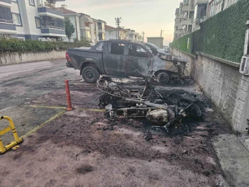 Kocaeli’de Park Halindeki Motosiklet Yangını 3 Aracı Küle Çevirdi