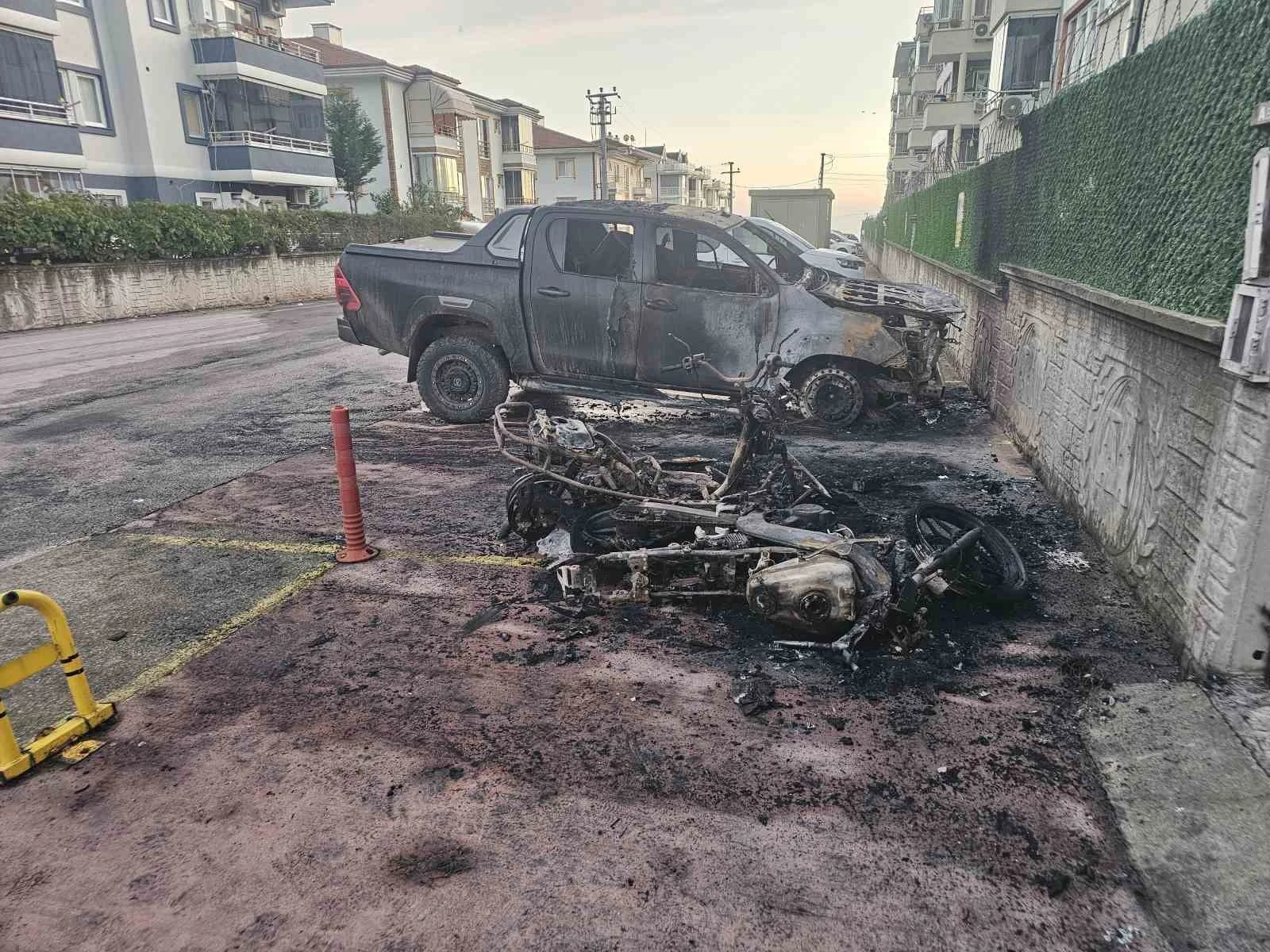 Kocaeli’de Park Halindeki Motosiklet Yangını 3 Aracı Küle Çevirdi