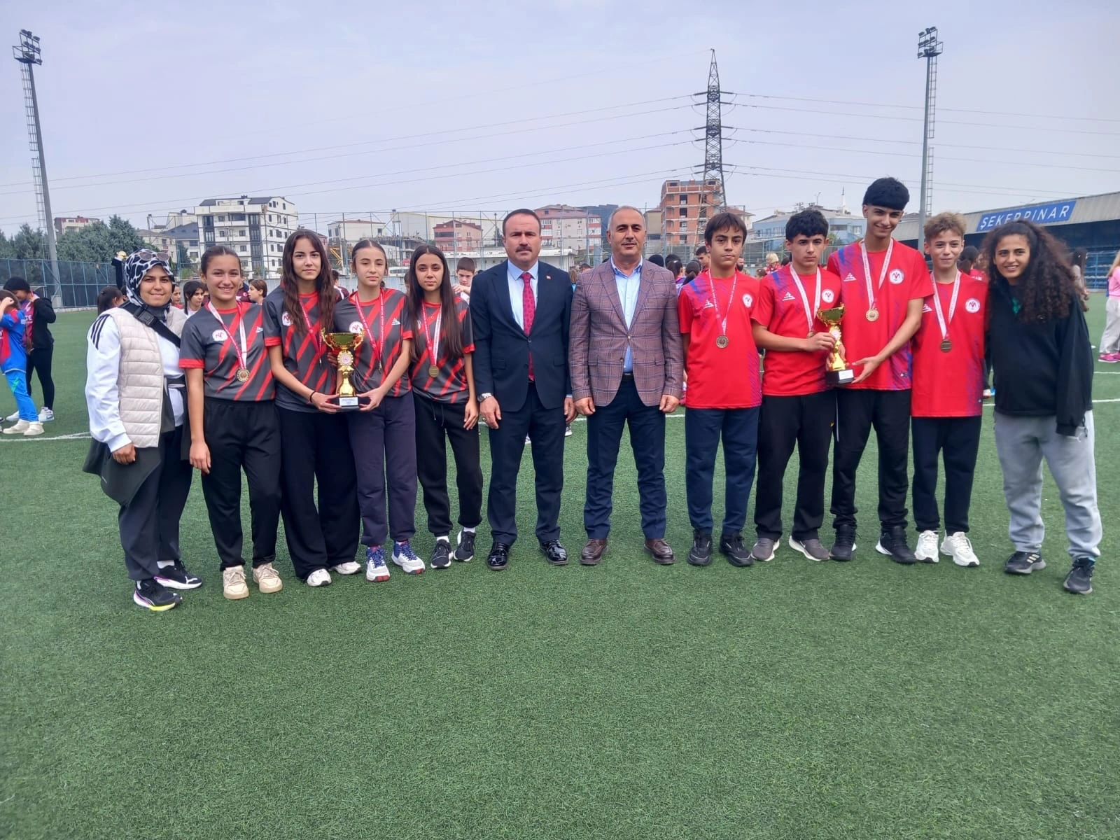ÇAYIROVA’DA 29 EKİM CUMHURİYET BAYRAMI COŞKUSU 
ATLETİZM YARIŞLARIYLA TAÇLANDI