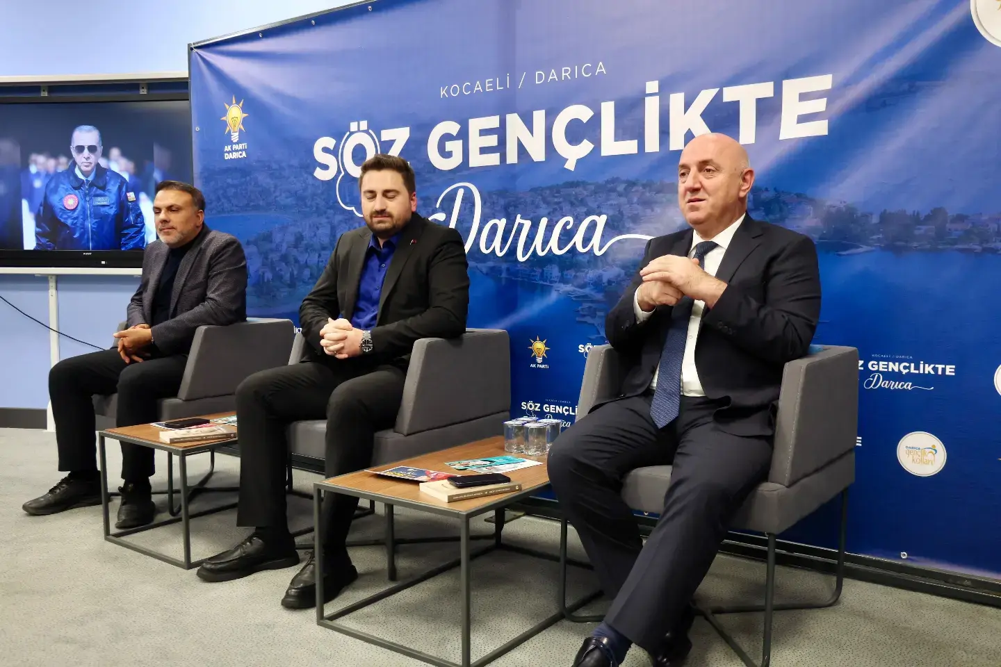 Darıca’da ‘Söz Gençlikte’ Buluşmasında Gençler Sordu Bıyık ve Şakar Yanıtladı