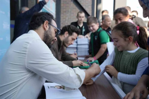 “Kaan’dan Hodri Meydana” Tanıtımı: Selçuk İnan ve Kocaelisporlular Kocaeli Kitap Fuarı’nda İmza Dağıttı