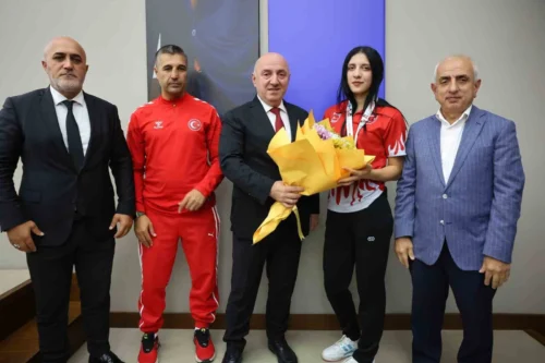 Darıca Belediyesi’nden Kick Boks Dünya Şampiyonu Ezel Nur Karalar’a Altın Ödül