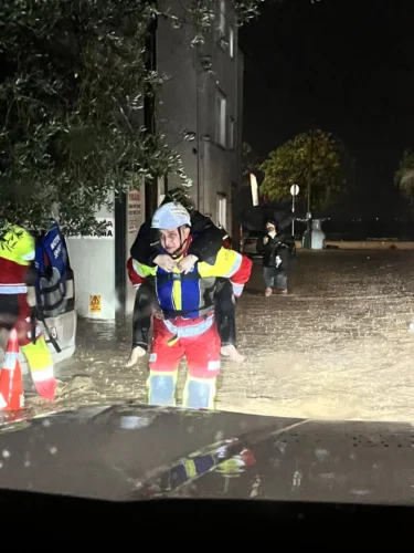 Kocaeli Başiskele’de Sel Baskını: Mahsur Kalanlar Botlarla ve Sırtlarda Kurtarıldı