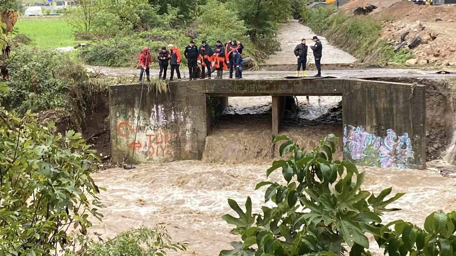 Kocaeli Başiskele’de Sel Felaketi: Kiraz Çayı’na Düşen Araçta Kayıp Aranıyor