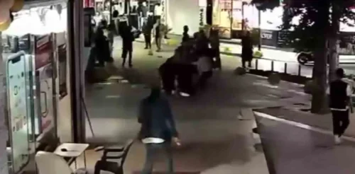 Gölcük’te Anne ve Kızı Cadde Ortasında Darp Edildi: Dehşet Anları Kamerada