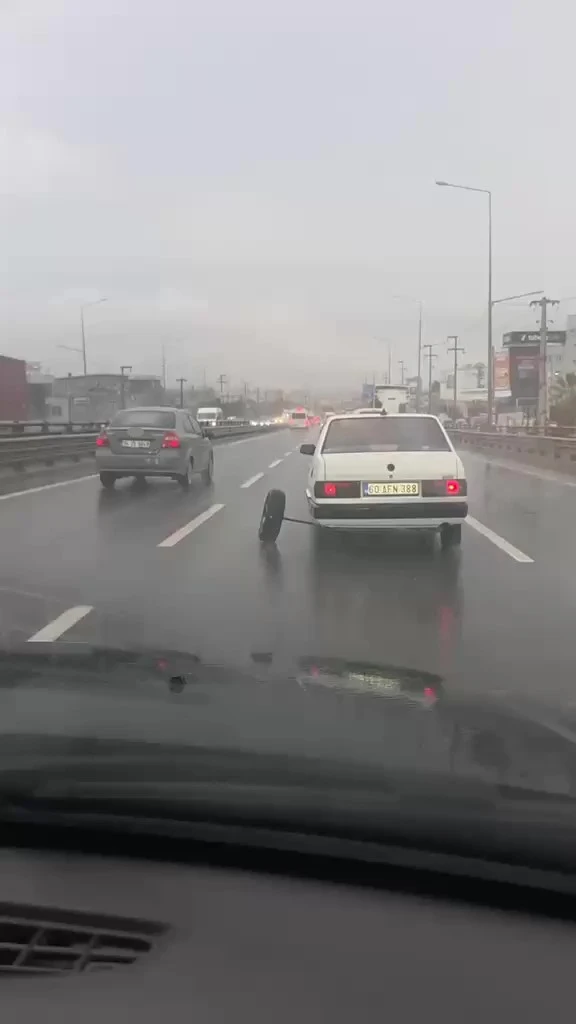 Kocaeli D-100’de Tekerleği Kopan Otomobil Büyük Kazadan Döndü! O Anlar Kamerada