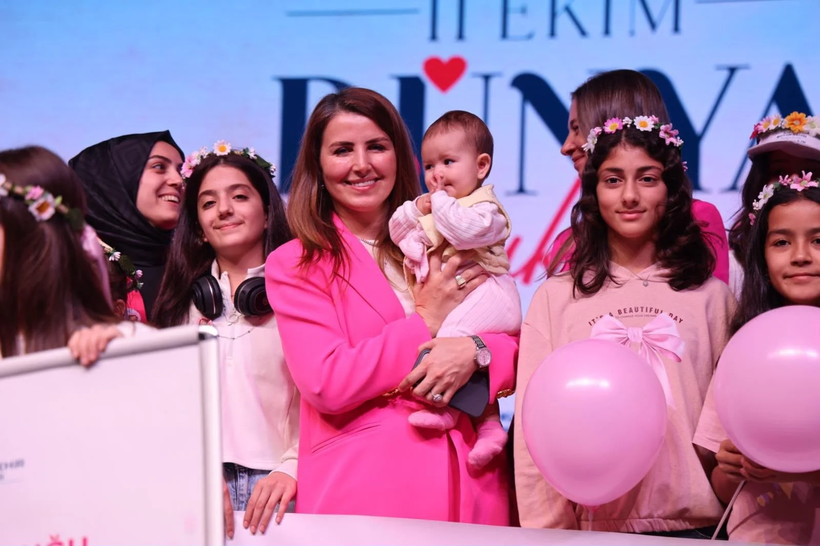 DR. NAGEHAN MALKOÇ’TAN KİTAP FUARI’NDA DÜNYA KIZ ÇOCUKLARI GÜNÜ MESAJI