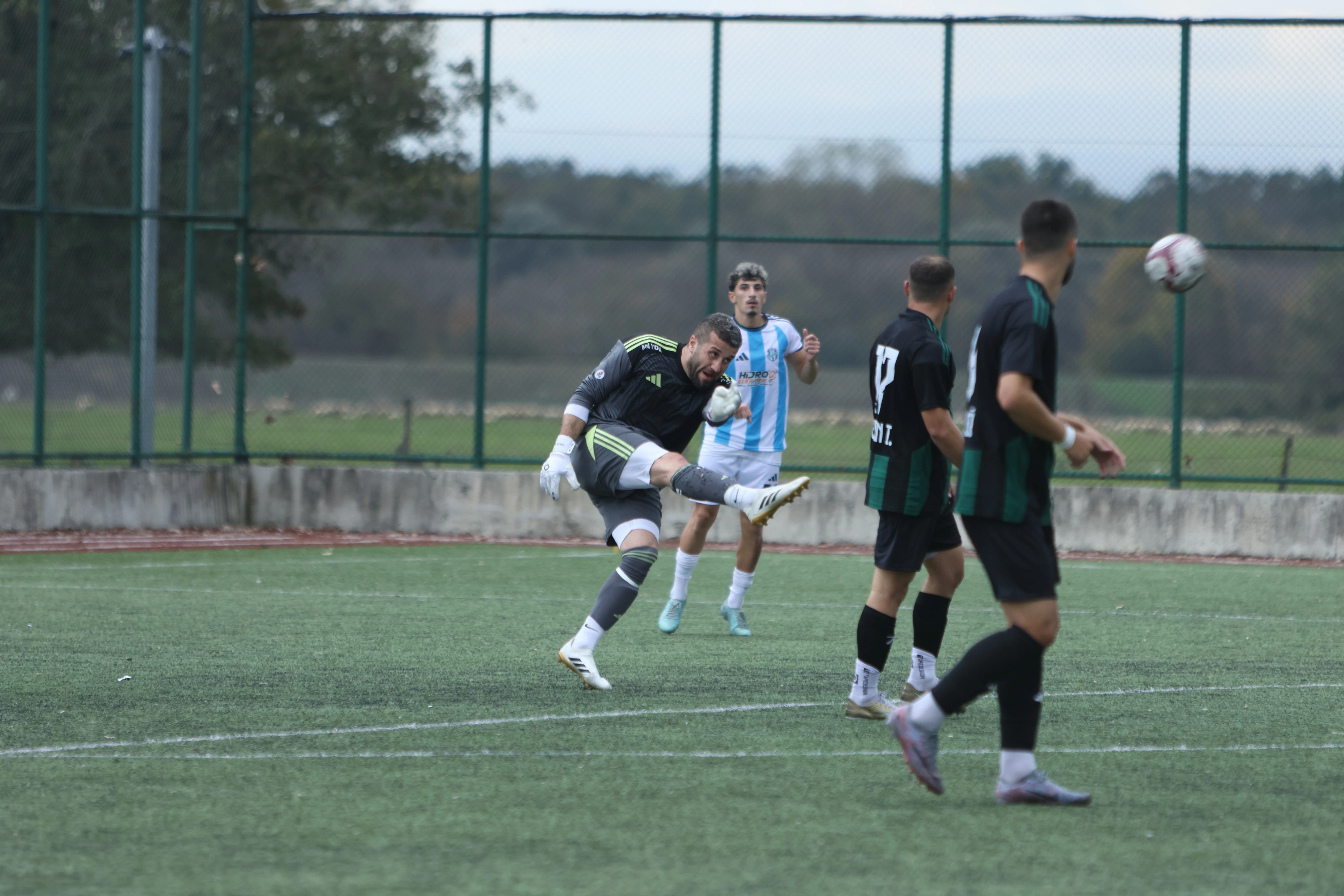KARAMÜRSELSPOR AKYAZI DEPLASMANINDA 1 PUANI UZATMALARDA KURTARDI