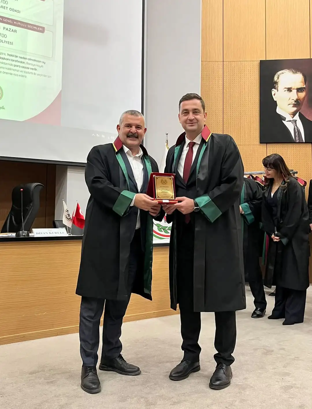 ULUKÖYLÜ’YE 20. YIL ONUR PLAKETİ